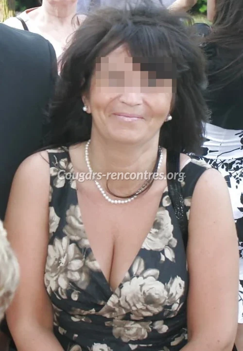 Séduisante mamie célibataire de Lyon cherche sexe avec jeune puceau
