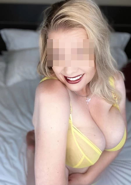 Envoie de nudes avec une femme cougar aux gros seins de la Manche