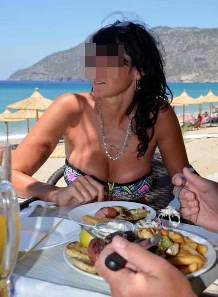 Epoux offre sa femme coquine à des jeunes mecs bien membrés de Vendée
