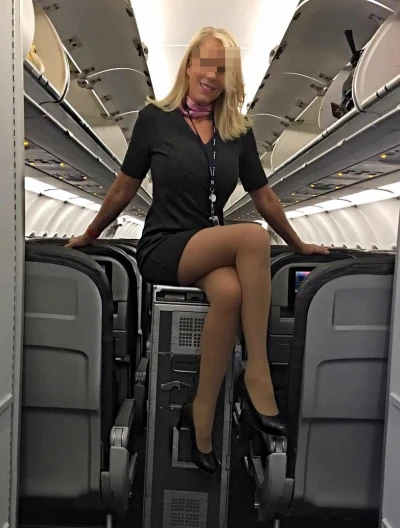 Hôtesse de l'air mature parisienne cherche jeune homme pour sexe sans tabou
