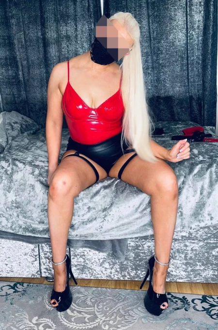 Maitresse cougar sadomasochiste humilie des soumis à Rueil-Malmaison
