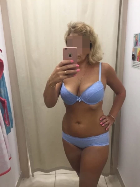 Milf aux gros seins de Tourcoing pour un plan cul avec un homme mature