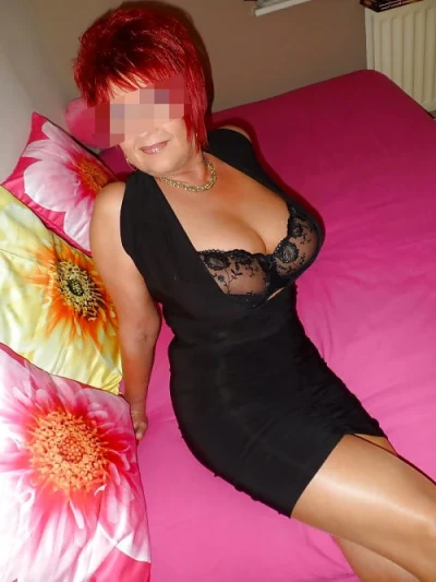 Vieille mature parisienne cherche des mecs pour faire un gangbang hard