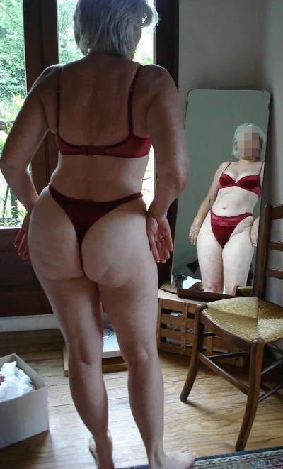 Vieille mature retraitée en string et grosses fesses de Toulon cherche jeune pour sexe